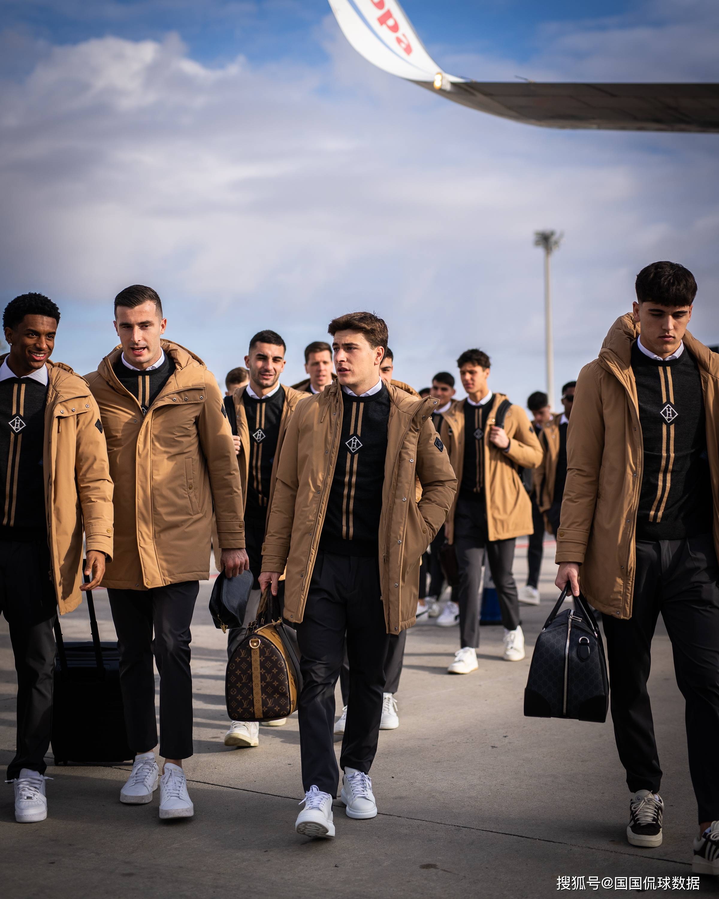 包含转会期皇家马德里调整名单以备中超本菲卡临场应变备战亚冠,网友:巴塞罗那围绕国王杯强势反弹的词条开云体育最新网址